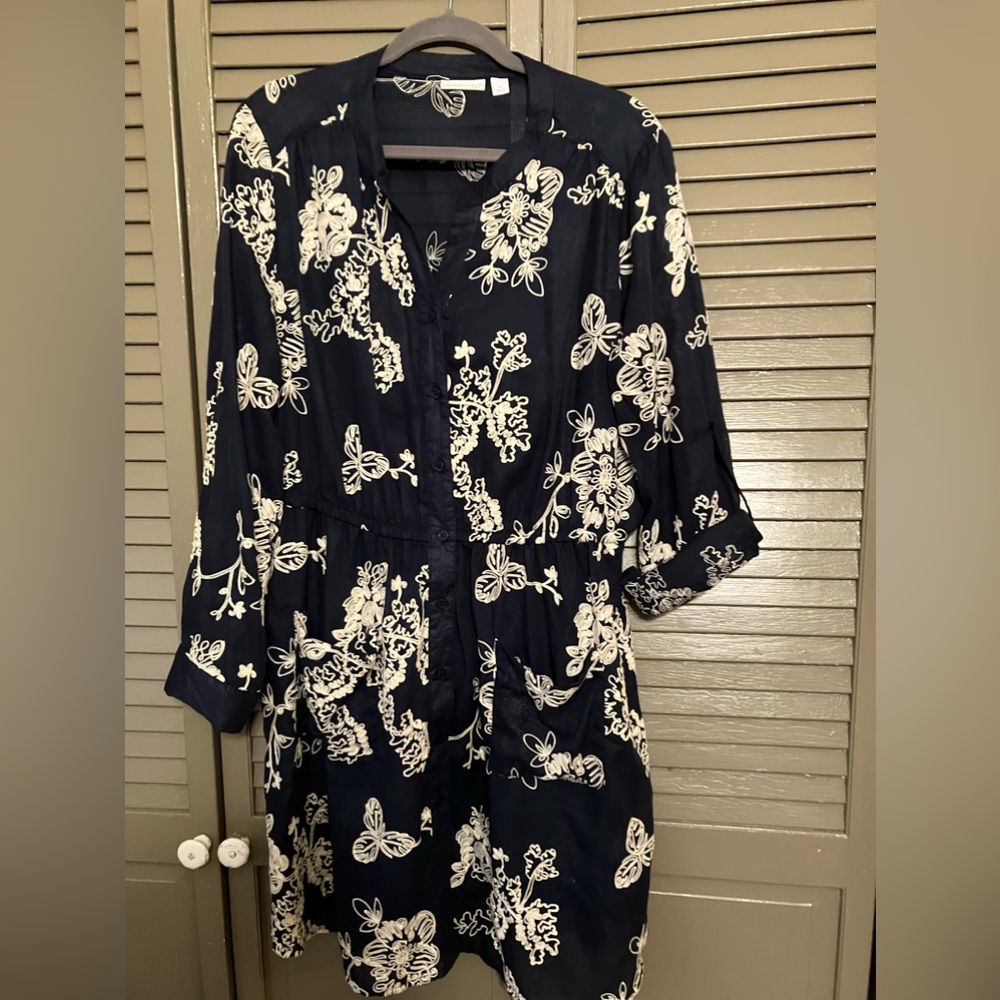 Adorable mini dress with floral embroidery